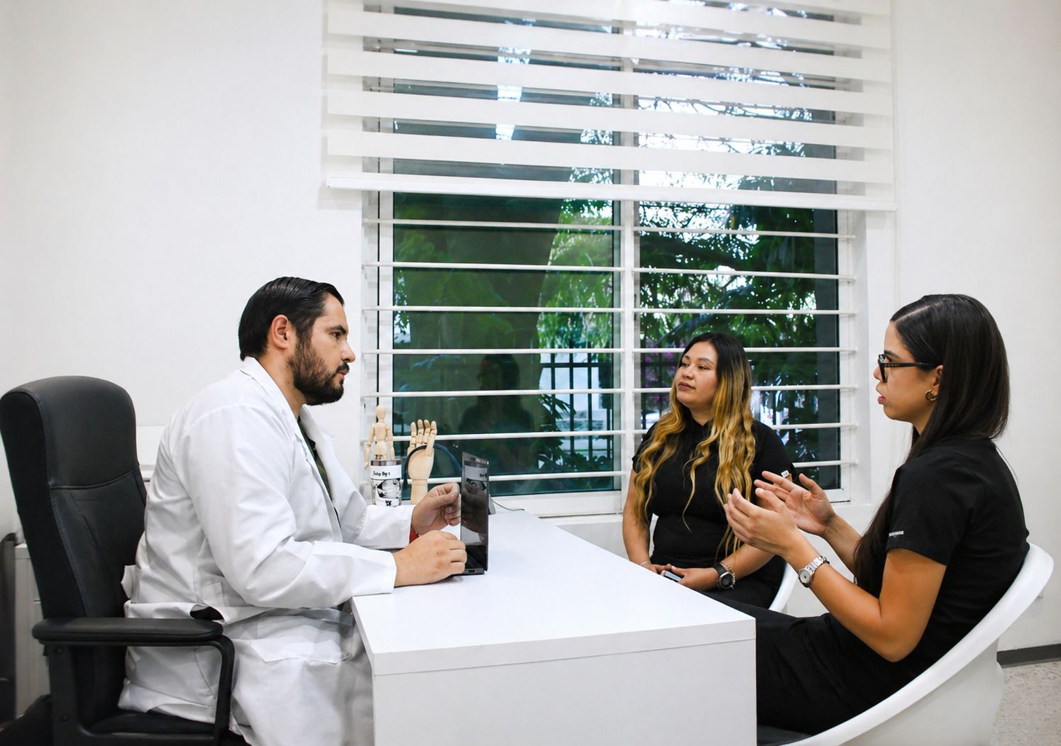 Dr. José Daniel Rodríguez Jiménez en consulta