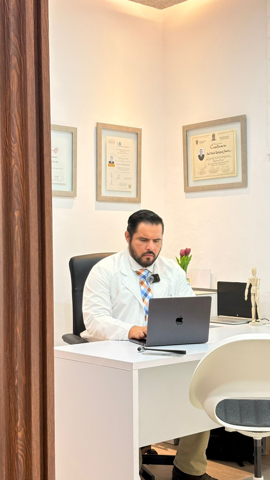 Dr. José Daniel en consulta